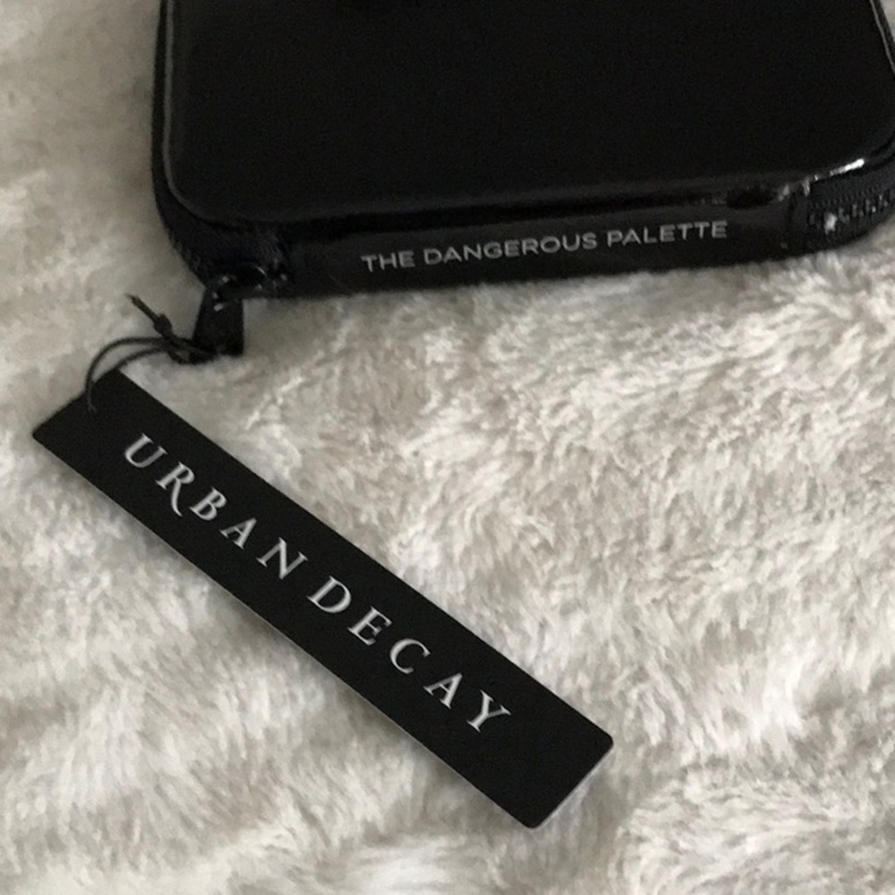 NIB Urban Decay The Dangerous Palette - Picture 11 of 11